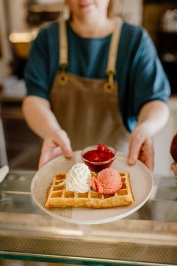 leckere Waffel mit Erdbeereis und Sahne