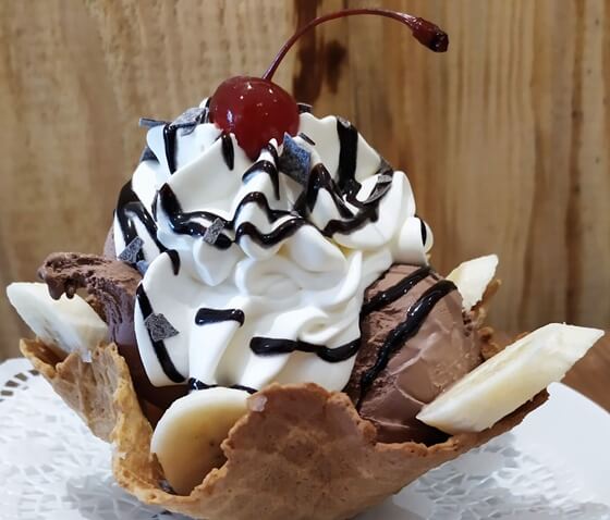Banana Split im hausgemachten Waffelkörbchen