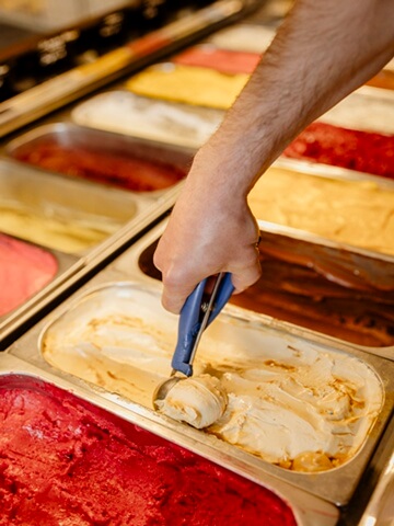 Banana Split im hausgemachten Waffelkörbchen